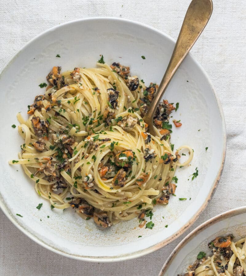 Linguine/Spaghetti with mussels white sauce Linguine e Cozze.